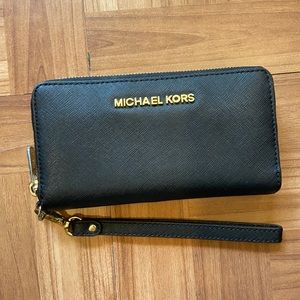 Michael Kors Zippy Wallet